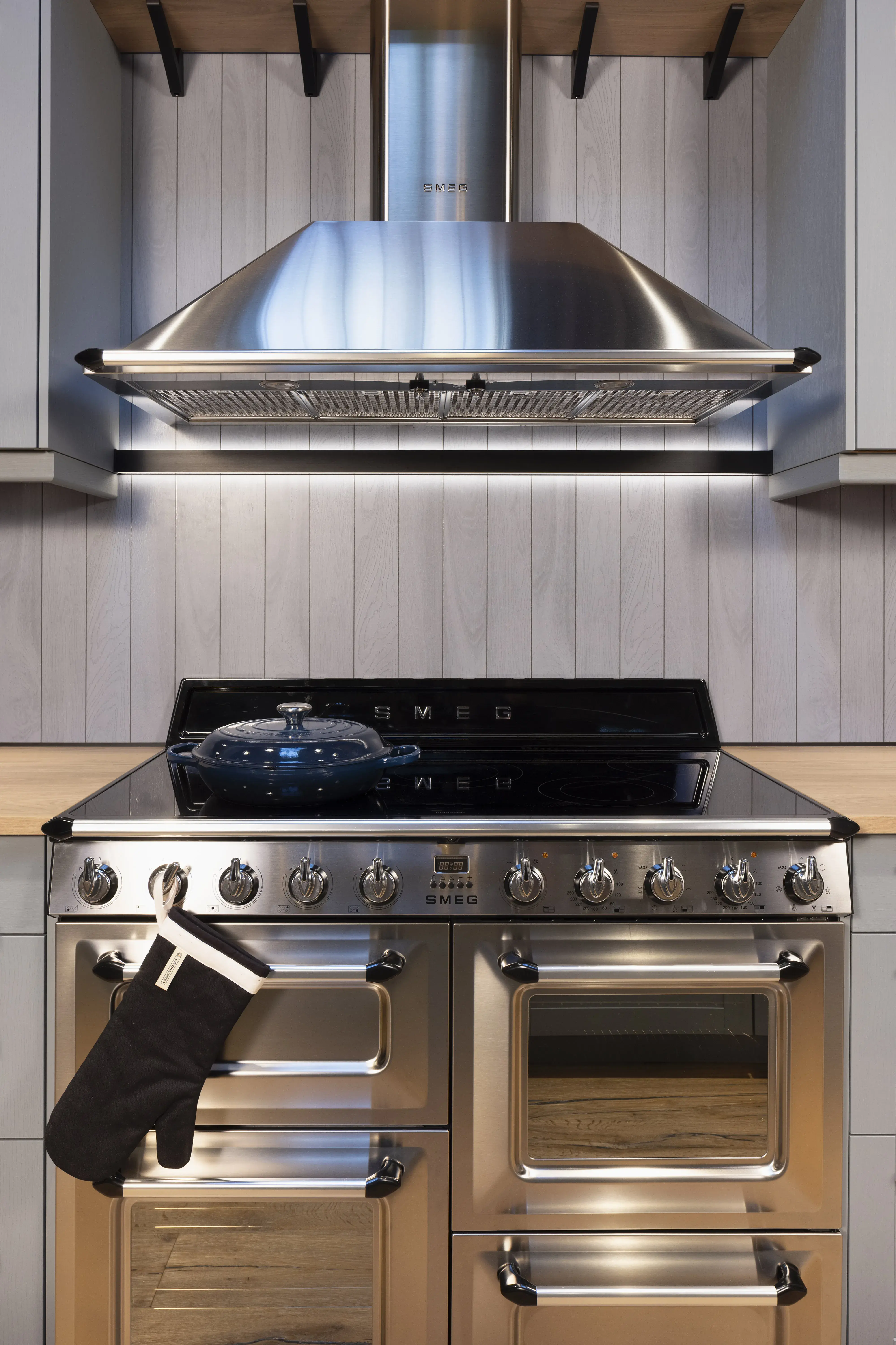 NEWS nostalgischer Standherd mit Induktionskochfeld und 4 Garräumen von smeg in einer nobilia Küche